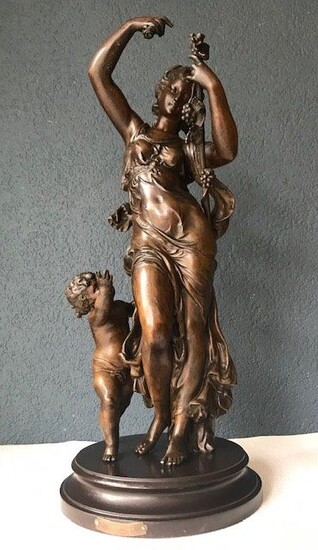 Toegeschreven aan Hippolyte Moreau (1832 - 1927) - large sculpture group "Bacchante and putto" - 54 cm