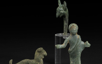 Trois petites figurines figurant un homme drappé, un lion et une chimère, art romain, Ier- IIIe s av. JC