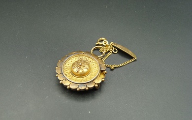 Un anneau d'accroche de breloque en or jaune 18K (750/oo). Poids brut : 0,3 g....