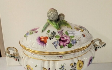 Une grande soupière en faïence polychrome à décor floral modèle rocaille, Saxe XIX° (acc fêles...
