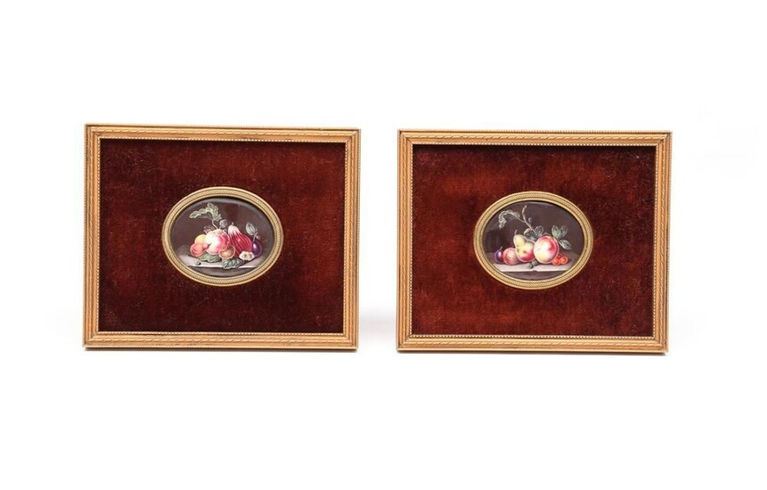 Une paire de petites plaques ovales en émail anglaises vers 1760, finement peintes avec des...