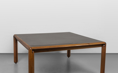 VICO MAGISTRETTI, CASSINA. Un tavolo modello '781', 1966. Legno di noce, piano...