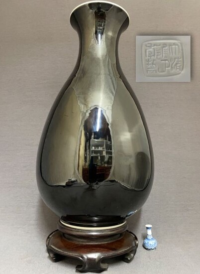Vase - Porcelain - Chinese - Large pear shaped mirror black vase - Six character Yongzheng mark - China - 19th century