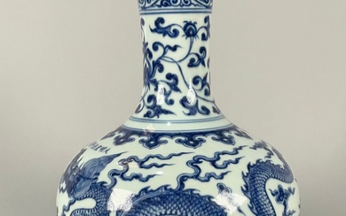 Vase bouteille en porcelaine bleu blanc à... - Lot 115 - Audap & Associés