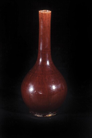Vase miniature en porcelaine à glaçure monochrome prune.