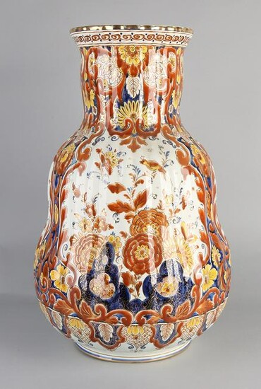 Very large polychrome Delft Fayence vase. Painter JV
