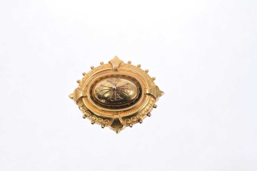Victorian Etruscan Revival 15ct gold oval brooch