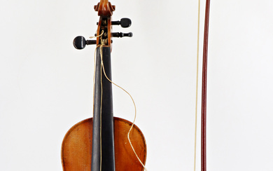 Violino 1/8 della scuola di Mirecourt, inizio del XX secolo Fondo in due pezzi con marezzatura profonda orizzontale, vernice di…