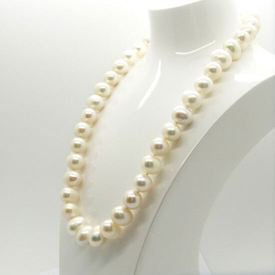 WHITE FRESHWATER PEARL NECKLACE.