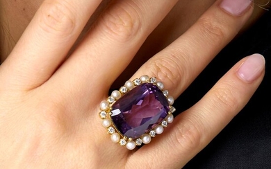 WORTH & DOUGLAS - ANNNES 1980 GRANDE BAGUE AMETHYSTE An amethyst, diamond, cultured pearl and 18K yellow gold ring by WORTH & DOUGLA...