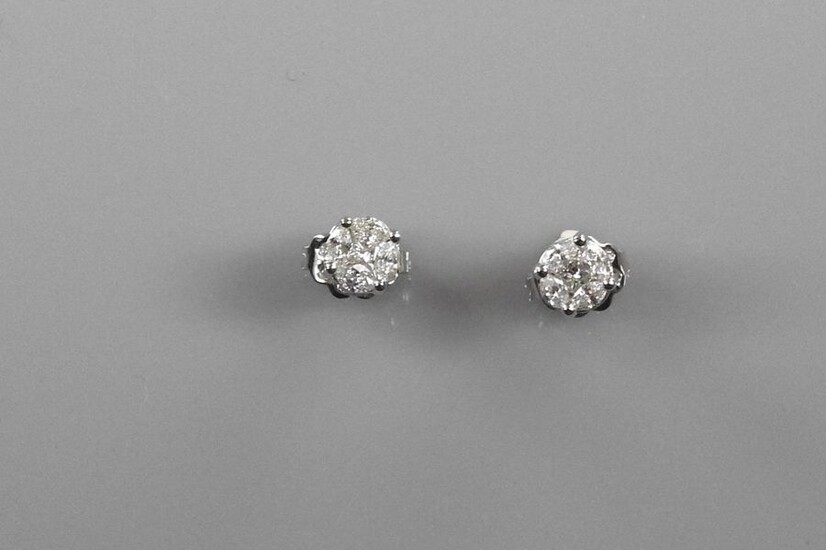 White gold earrings, 750 MM, covered with beautiful princess cut diamonds, shuttle cut, total about 0.70 carat, simulating a single stone, 6 x 6 mm, weight: 2.15gr. rough.