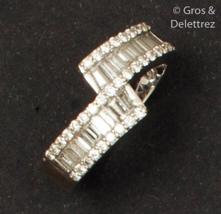 White gold ring, decorated with two lines of...