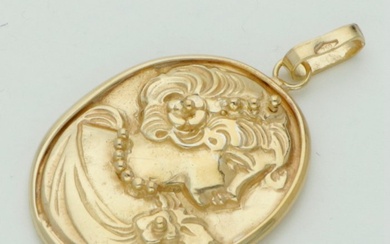 Yellow gold pendant, the oval pendant has a profile of...