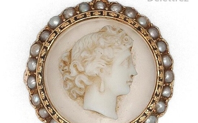 Yellow gold ring, adorned with a cameo representing a woman in profile surrounded by seed beads. Tour of doigt : 56. P. Brut : 6,5 g.
