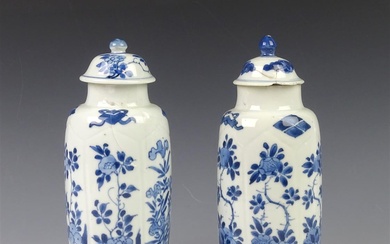 (-), stel blauw/wit Chinees porseleinen dekselvaasjes met floraal...