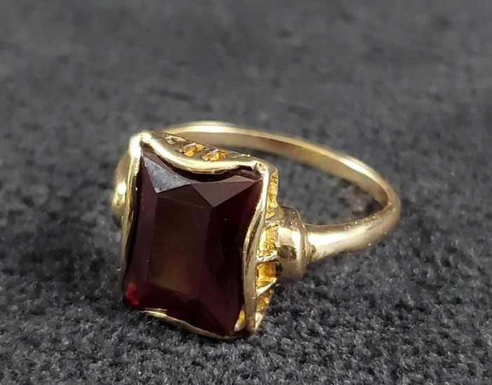 10K Gold Garnet Ring Size 6