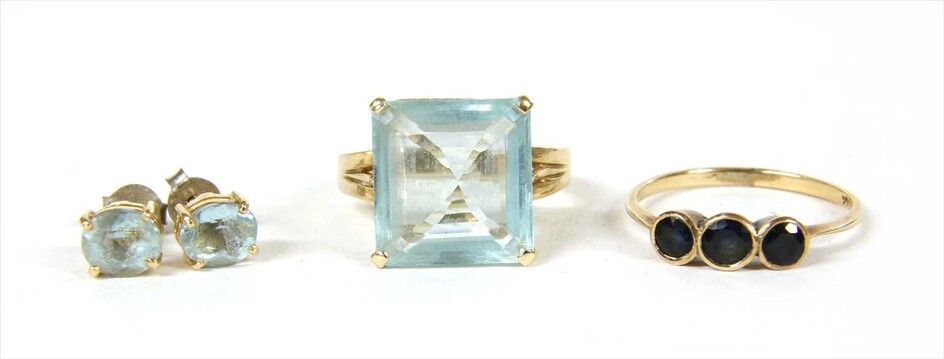 A gold single stone aquamarine ring
