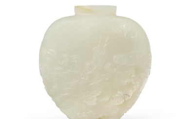 A LARGE WHITE JADE 'DRAGONS' SNUFF BOTTLE, 19TH-EARLY 20TH CENTURY
