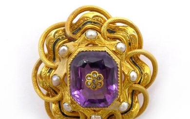 18K yellow gold brooch holding an amethyst surrounded by eight white pearls (untested) and black enamel. French work. Dimensions: 4.5 x 4.2 cm. Gross weight: 18.00 gr. An amethyst, pearl, enamel and yellow gold brooch.