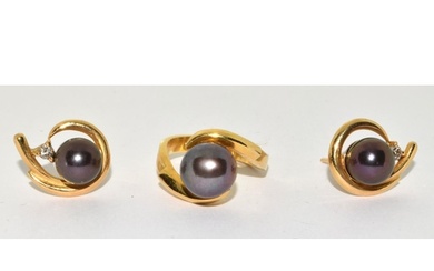 18ct gold ladies Pearl Earrings and Ring suite ring being si...