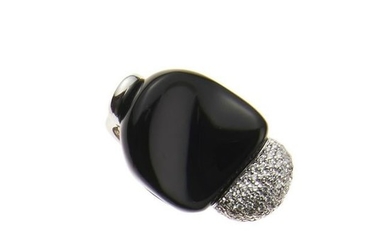 18kt white gold, onyx and diamond ring