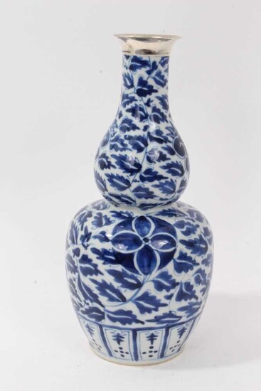 19th century Chinese porcelain blue and white double gourd shape vase