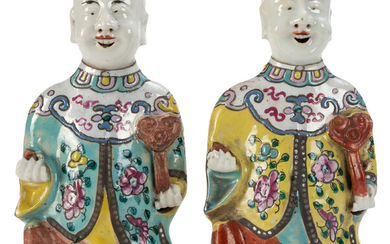 2 enfants assis en porcelaine, Chine, dynastie Qing, souriants, la main gauche tenant un sceptre ruyi, h. 17 cm