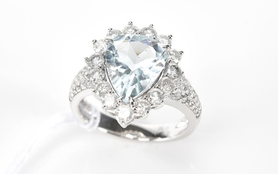 AN AQUAMARINE AND DIAMOND CLUSTER RING IN 18CT WHITE GOLD
