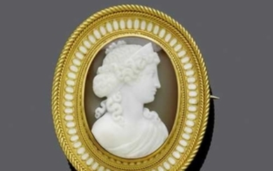 AGATE CAMEO, ENAMEL AND GOLD BROOCH, ca. 1800.