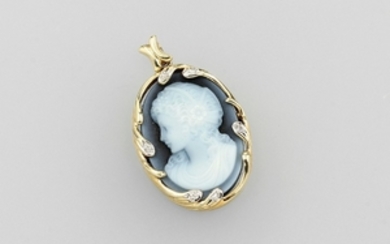 14 kt gold pendant with agate cameo...