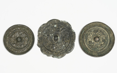3 miroirs en bronze, dont 2 circulaires et 1 polylobé, Chine, 2 dynastie Sui et 1 dynastie Tang, diam. 9 cm, 10,5 cm et 12 cm