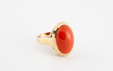 * 585 °/°° gold ring set with a coral cabochon....