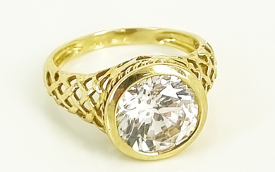 A 14ct GOLD AND CUBIC ZIRCONIA RING