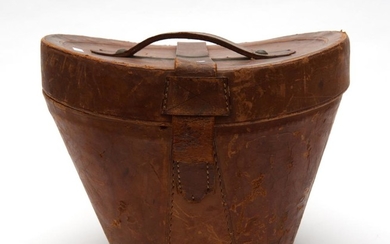 A 19TH CENTURY LEATHER HAT BOX WITH ORIGINAL BEAVER SKIN BOWLER HAT, THE BOX 28 CM HIGH, 36.5 CM WIDE