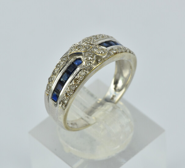 A 9CT WHITE GOLD DIAMOND AND SAPPHIRE RING