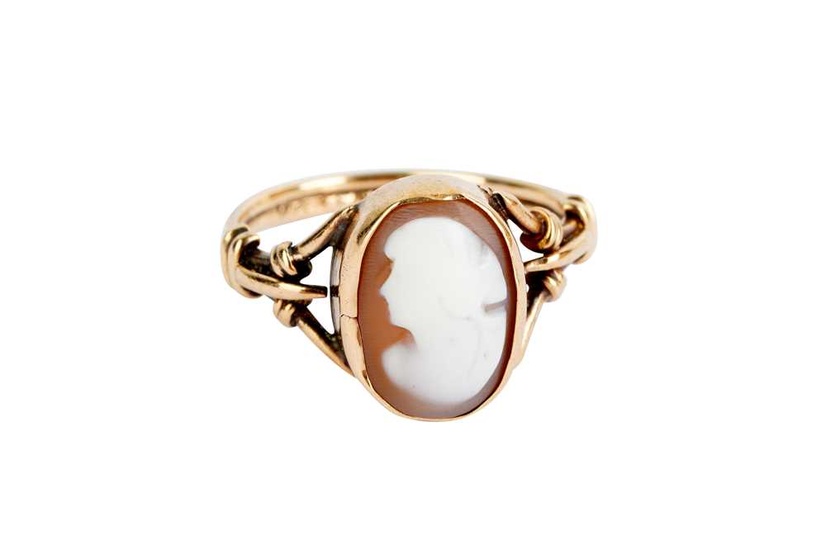 A CAMEO RING