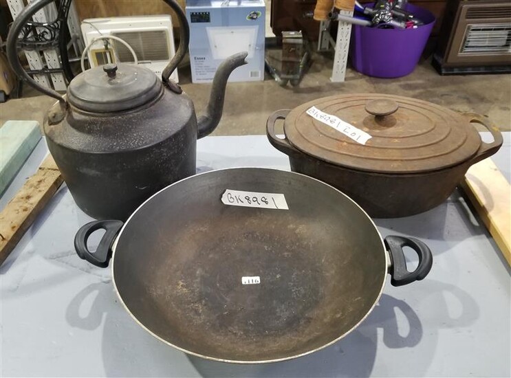 A CAST IRON KETTLE WITH CASSEROL DISH AND DOUBLE HANDLED WOK
