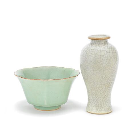 A CELADON-GLAZED LOBED BOWL AND A GE-TYPE VASE, MEIPING