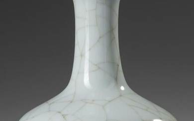 A CHINESE CELADON CRACKLE-GLAZED VASE, 18TH-19TH