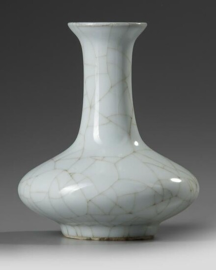 A CHINESE CELADON CRACKLE-GLAZED VASE, 18TH-19TH