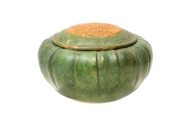 A CHINESE GREEN-GLAZED LOBED BOX AND COVER 明 綠釉瓜棱式小蓋罐