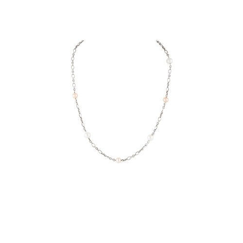 A CULTURED PEARL NECKLACE, strung with pink toned pearls, 18...
