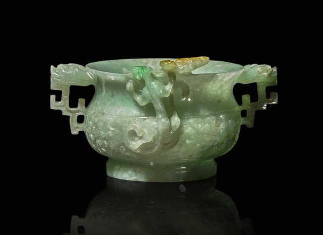 A Chinese carved jadeite archaistic censer 翡翠香爐