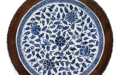 A Chinese circular porcelain plaque decorated in underglaze bluewith hardwood frame. Qing, 19th century.