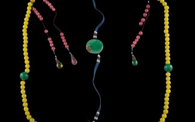 A Chinese yellow Peking glass court necklace, 19th century