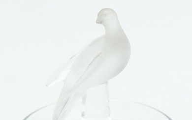 A LALIQUE DOVE RING HOLDER