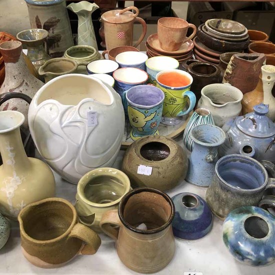 A LARGE COLLECTION OF POTTERY WARES