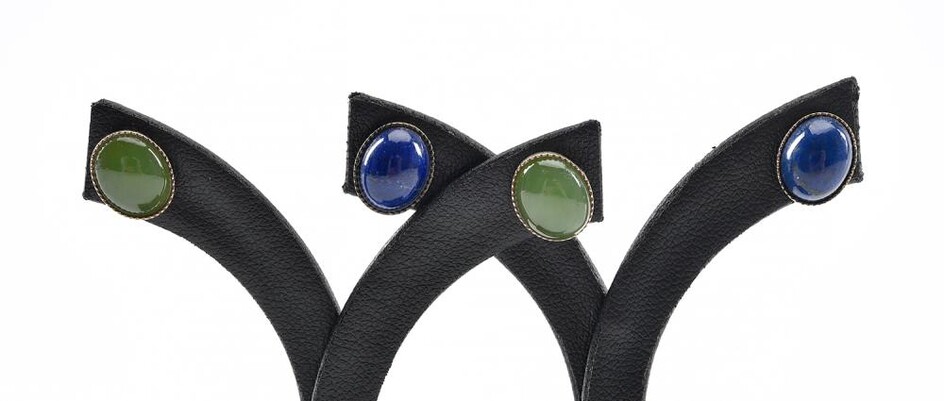 A PAIR OF JADEITE STUD EARRINGS AND A PAIR OF LAPIS LAZULI STUD EARRINGS, EACH IN 9CT GOLD, DIMENSIONS 10.5 X 8.5 MM APPROXIMATELY