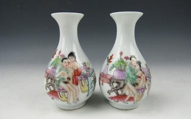 A Pair of Famille Rose Porcelain Vase with Chun Yi