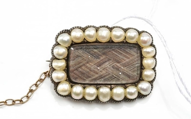 A SEED PEARL MOURNING BROOCH WITH HAIR DETAIL, IN 9CT GOLD, DATED 1843